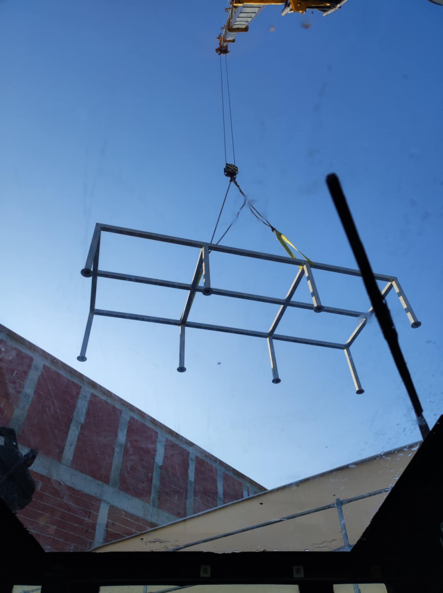 Dźwig podnoszący element konstrukcji metalowej