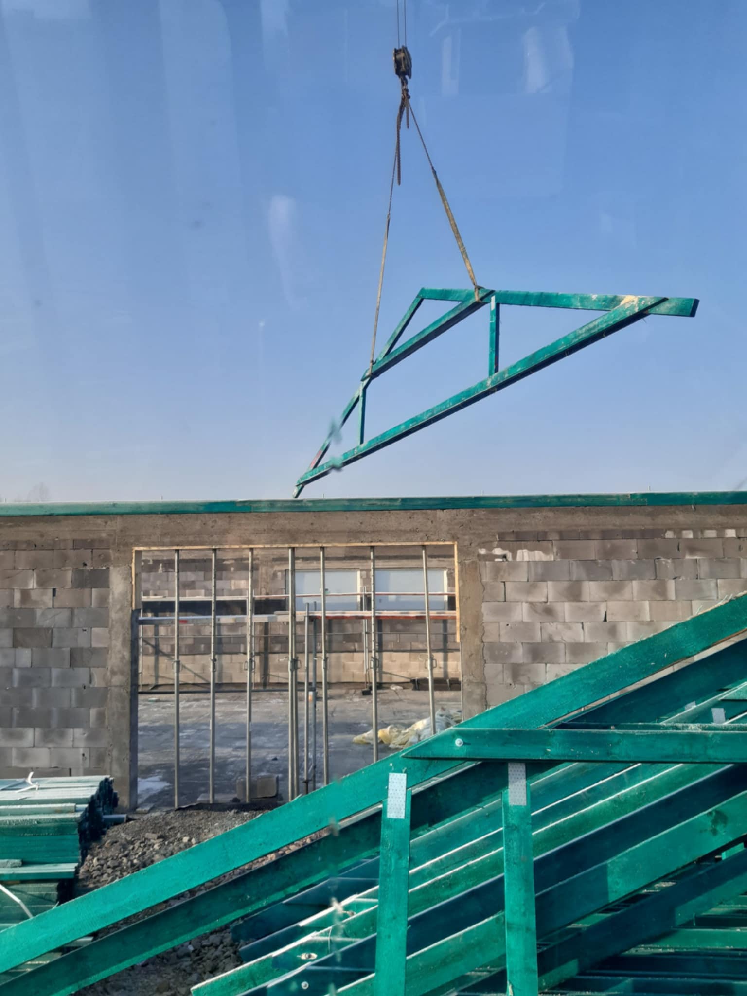 Dźwig podnoszący konstrukcję stalową dachu