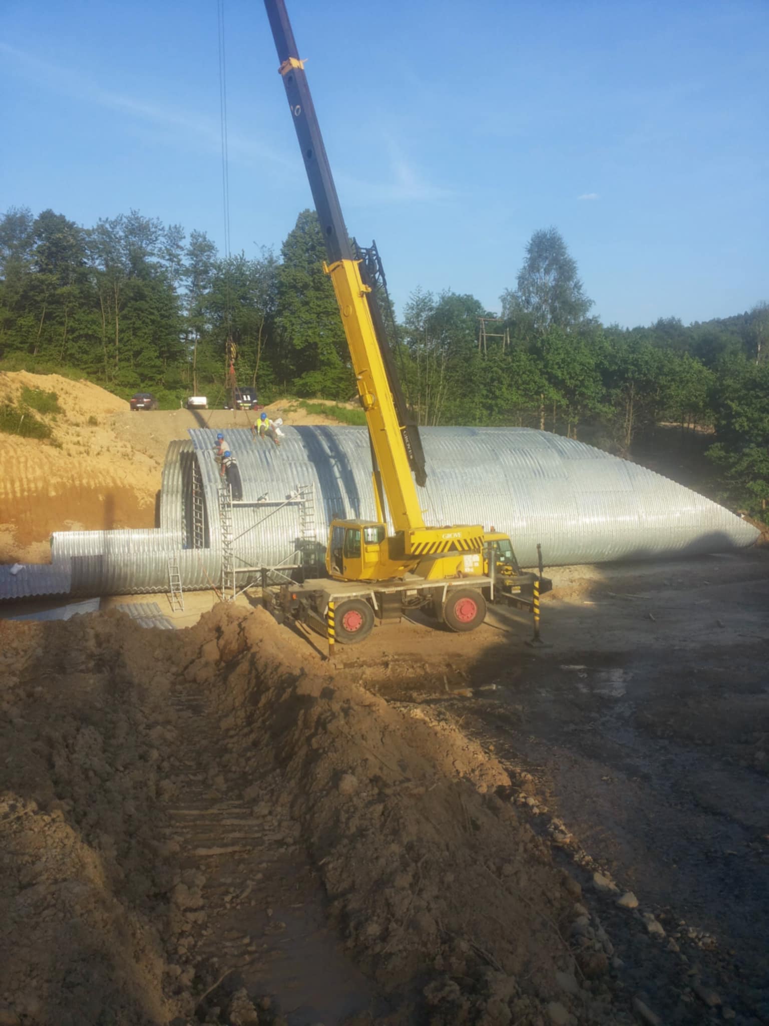 Dźwig przy montażu rury stalowej