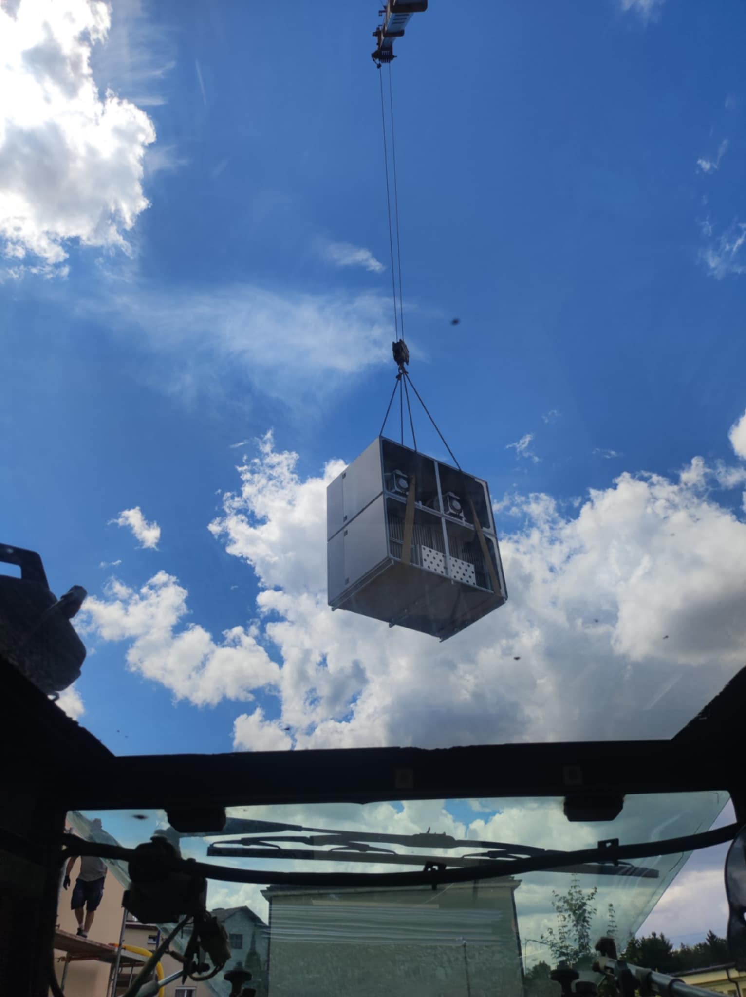 Dźwig podnoszący jednostkę klimatyzacyjną