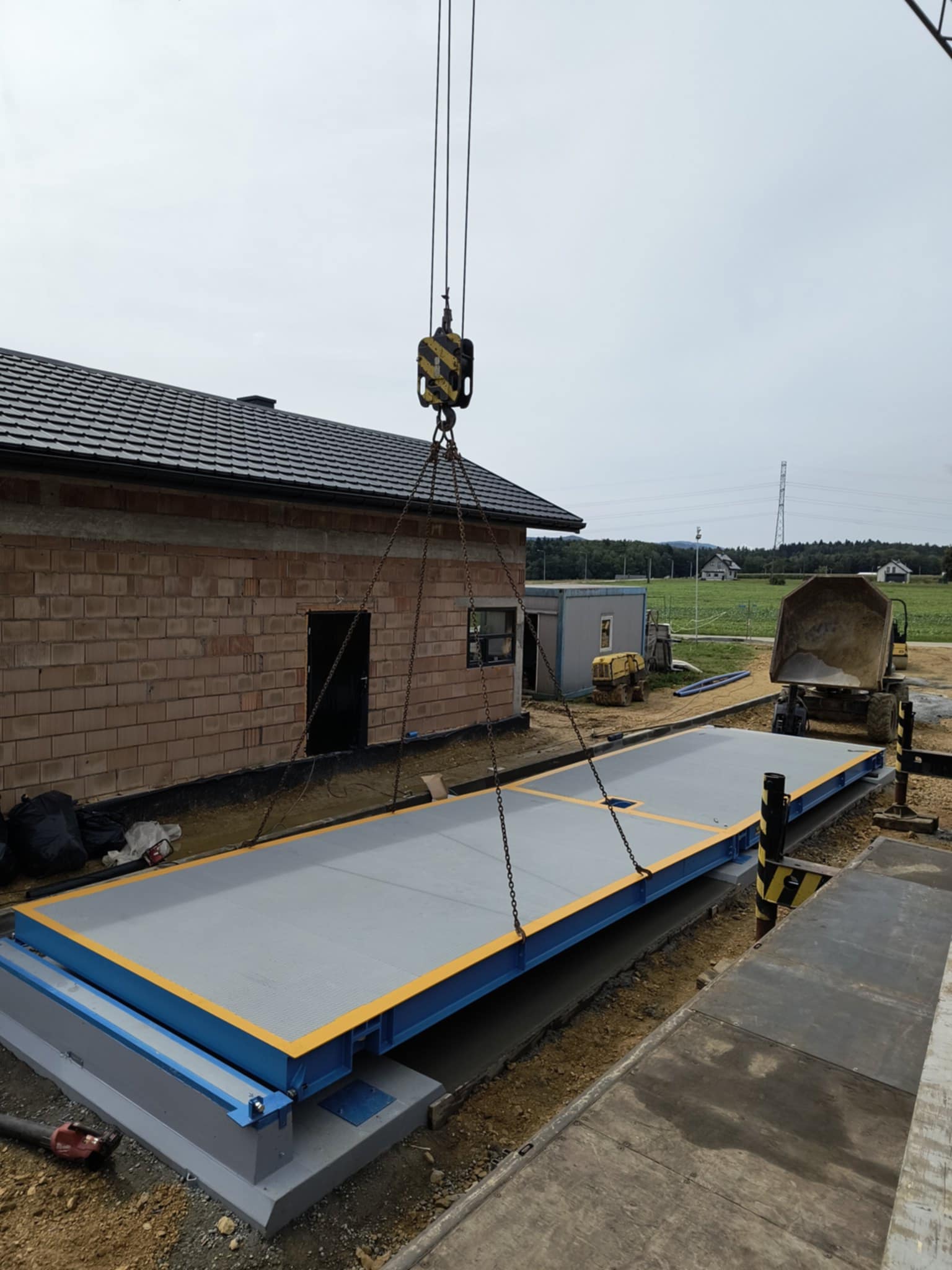 Dźwig podnoszący dużą wagę przemysłową