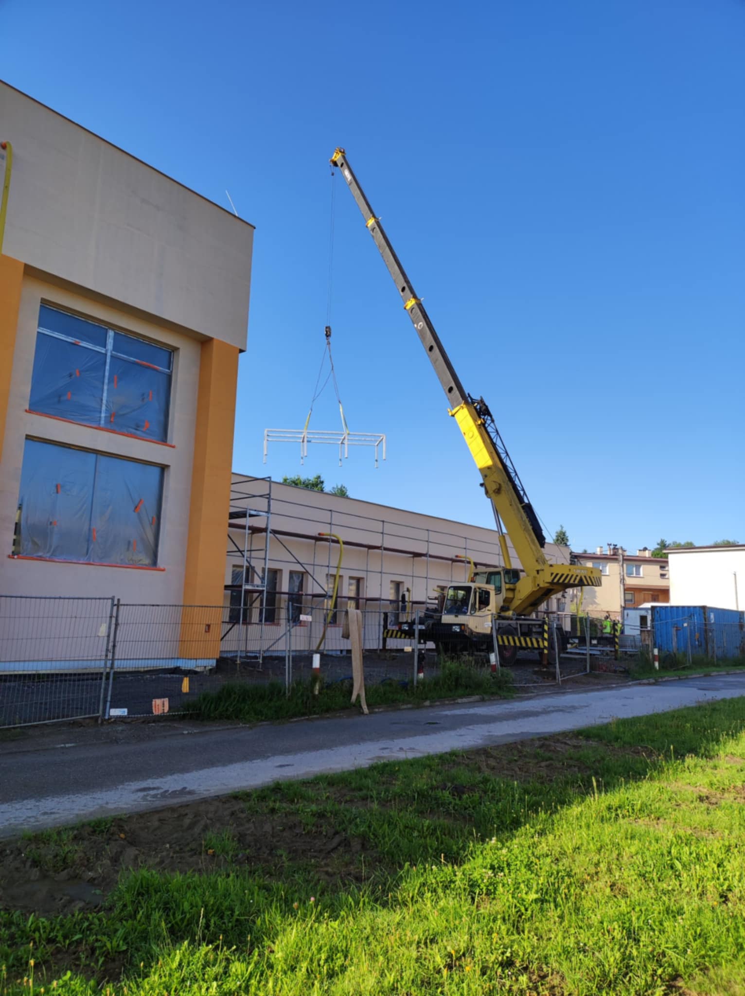 Dźwig na placu budowy przy budynku