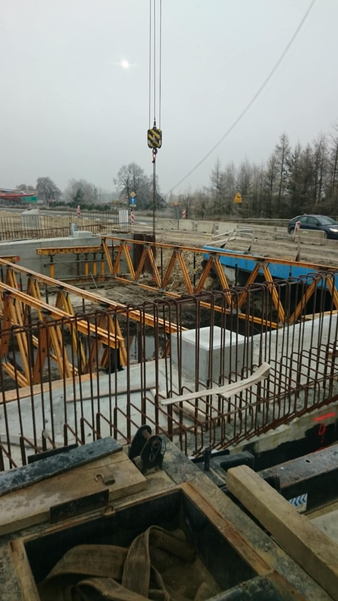 Zbrojenie i szalunki na placu budowy