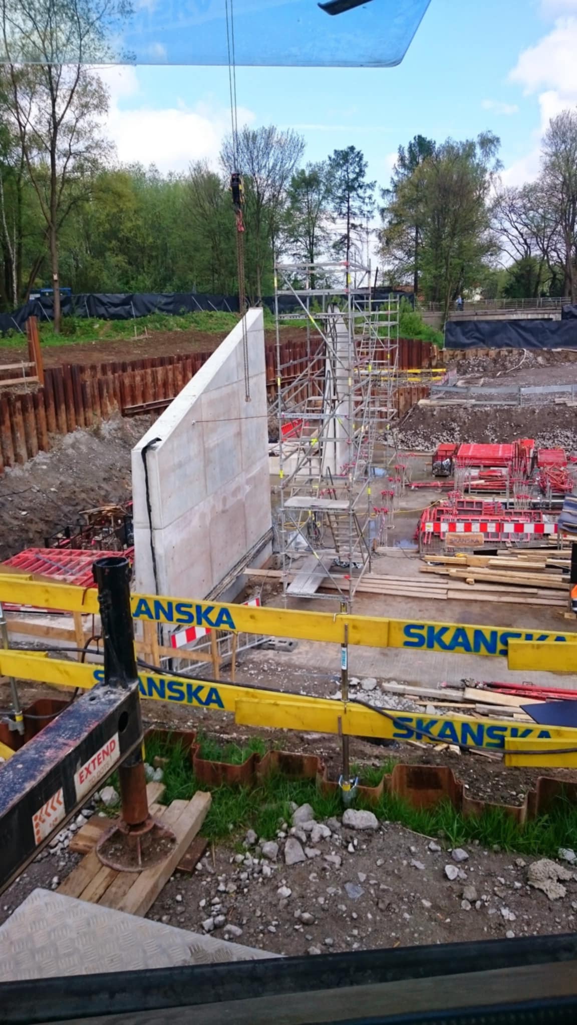 Plac budowy z betonową ścianą i rusztowaniami