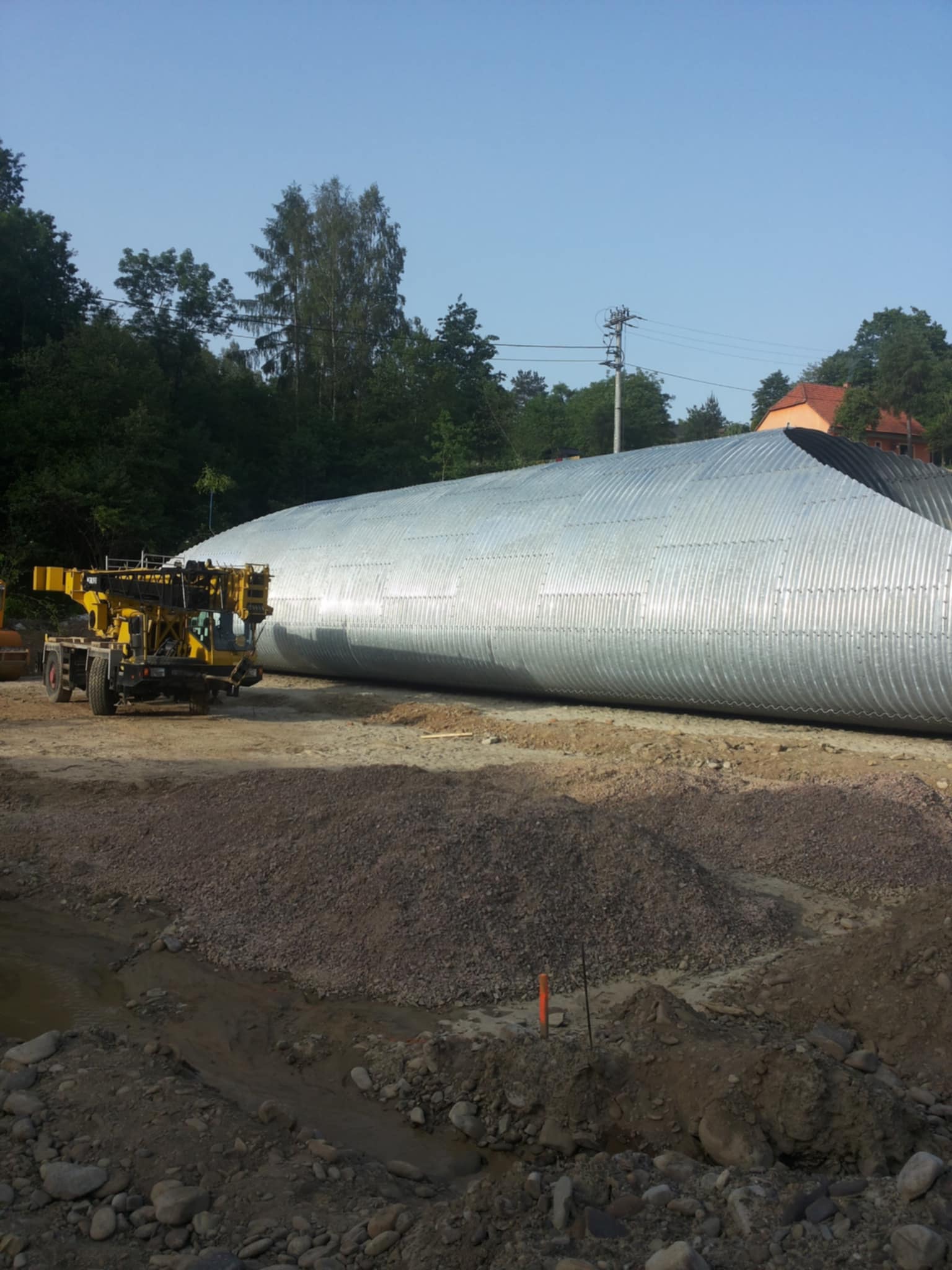 Duża rura stalowa na placu budowy