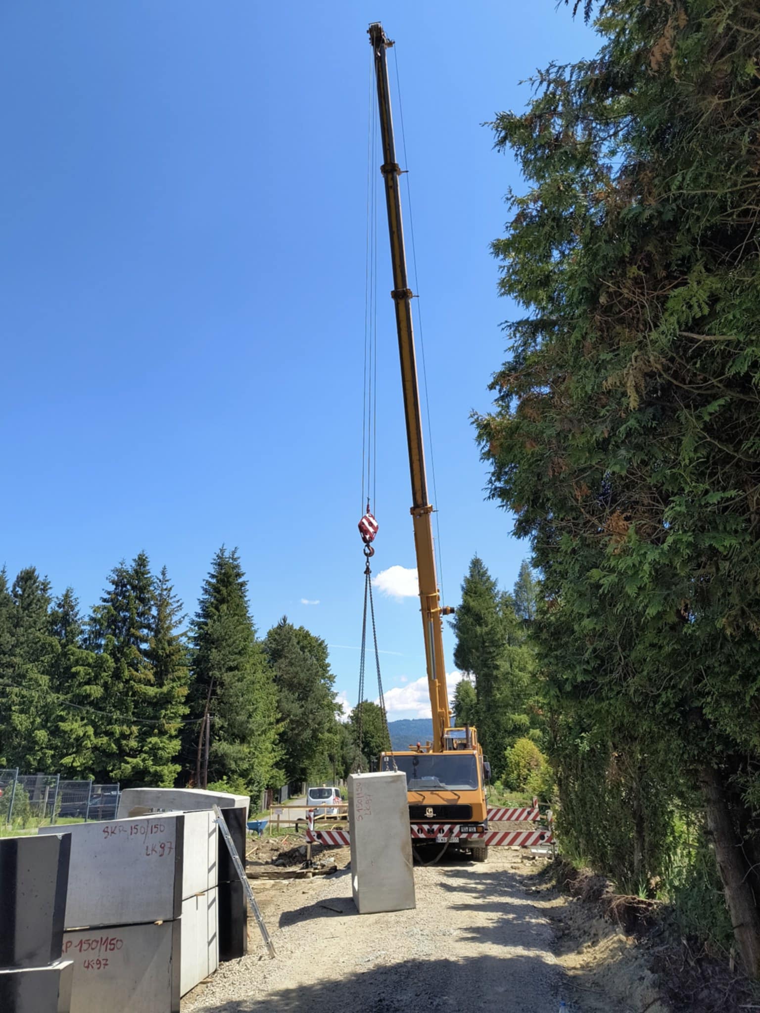 Dźwig podnoszący duży betonowy blok